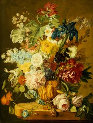 Rosor, pioner, tulpaner, Morning Glory, en Iris, Columbine, en vallmo, Jonquils och andra blommor i en snidad urna på en stenavsats