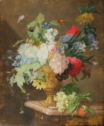 Stilleben av blommor i en gyllene vas på en marmoravsats
