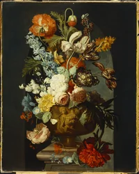 Tulpaner, rosor, hyacint, auricula och andra blommor i en skulpterad urna på en stensockel i en nisch.