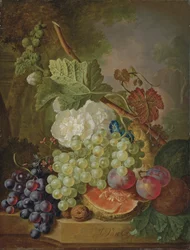 Blommor, vindruvor, plommon, valnötter och en melon på en stenavsats