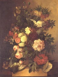 Pioner, rosor och andra blommor i en urna
