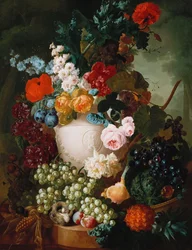 Rosor, vallmo och andra blommor i en skulpterad vas med frukt, en mus och ett fågelbo på en stenkant