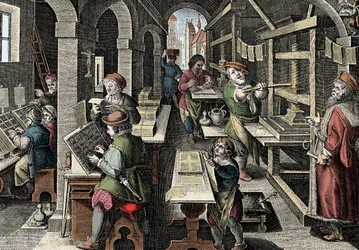 Tryckeri, omkring 1600 - Holland. Tryckning: till vänster använder sättarna lösa typer; de olika stegen i tryckförberedelserna övervakas av en mästertryckare - gravyr ur "Nova Reperta" av Giovanni Stradano (Jan van der Straet)