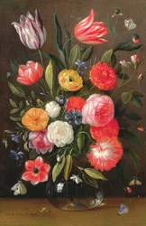 Tulpaner, rosor, anemoner och andra blommor i en glasvas med fjärilar och en larv på en avsats