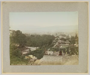 En stad i Kyoto från Maruyama, Japan (handfärgat svartvitt foto)