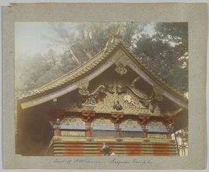 Ett lager i Tōshō-gū, Nikko, Japan (handfärgat svartvitt foto)