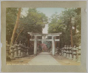 Ingång till ett tempel i Uyeno Park, Tokyo, Japan (handfärgat svartvitt foto)