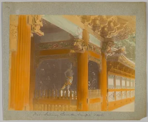 Gateway of Jemitsu Temple, Nikko, Japan (handfärgat svartvitt foto)