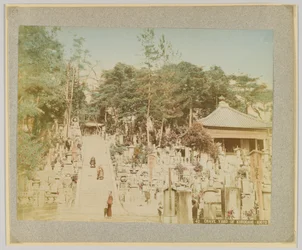Kyrkogård i Kurodani, Kyoto, Japan (handfärgat svartvitt foto)