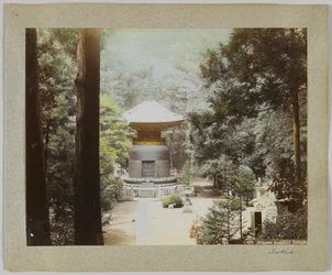 Ikegami Buddhist Temple, Tokyo, Japan (handfärgat svartvitt foto)