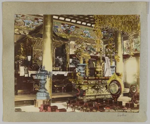 Inuti ett buddhistiskt tempel, Ikegami, Tokyo, Japan (handfärgat svartvitt foto)