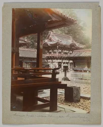Innerport i Tōshō-gū, Nikko, Japan (handfärgat svartvitt foto)