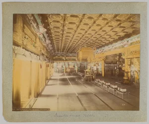Interiör av Jemitsu Temple, Nikko, Japan (handfärgat svartvitt foto)