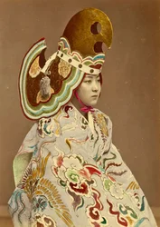 Japansk flicka i traditionell dräkt, ca 1880 (handfärgat albuminfoto)