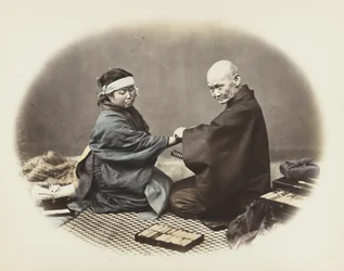 Japansk man och kvinna i traditionell klänning (handfärgat svartvitt foto)