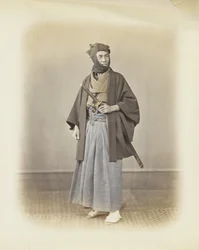 Japansk man i traditionell klädsel (handfärgat svartvitt foto)