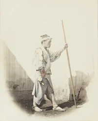 Japansk man med klocka (handfärgat svartvitt foto)