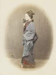 Japansk kvinna i traditionell klänning (handfärgat svartvitt foto)
