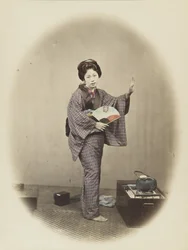 Japansk kvinna i traditionell klänning (handfärgat svartvitt foto)