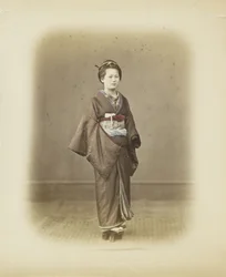 Japansk kvinna i traditionell klänning (handfärgat svartvitt foto)