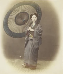 Japansk kvinna med paraply (handfärgat svartvitt foto)
