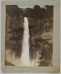 Kegon Falls, Lake Chuzenji, Nikko, Japan (handfärgat svartvitt foto)