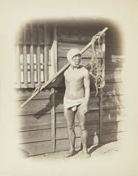 Man med fiskekorg (handfärgat svartvitt foto)