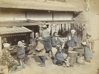 Marknadsplats i Japan (handfärgat svartvitt foto)