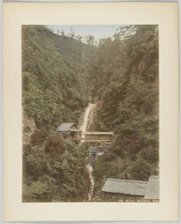 Meraki Waterfall, Kobe, Japan (handfärgat svartvitt foto)