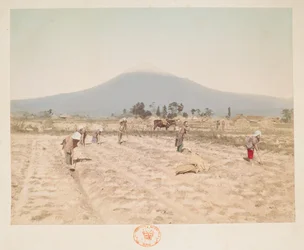 Mount Fuji och jordbruksmark, från A Book of Colored Photographs av vyer i Japan