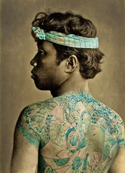 Porträtt av en man med traditionella japanska Irezumi-tatueringar, ca 1880 (handfärgat albumfoto)