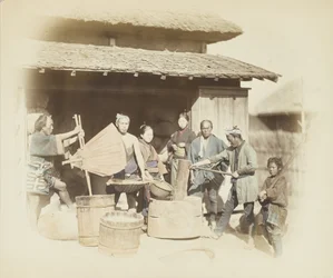 Risskalning i Japan (handfärgat svartvitt foto)