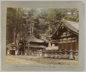 Helig brunn och förrådshus, Tōshō-gū, Nikko, Japan (handfärgat svartvitt foto)