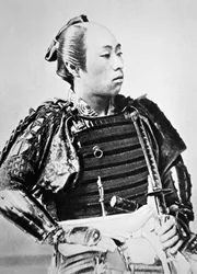 Samuraj från det gamla Japan med traditionell frisyr