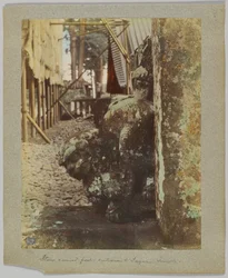 Stenristad stolpe vid ingången till Tōshō-gū, Nikko, Japan (handfärgat svartvitt foto)
