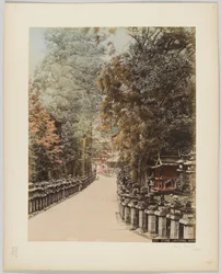 Stenlyktor, Nara, Japan, ca 1890 (handfärgat svartvitt foto)
