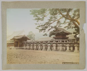 Stenlyktor utanför ett tempel, Shiba Park, Tokyo, Japan (handfärgat svartvitt foto)