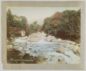Streama i Miyagino, Hakone, Kanagawa Prefecture, Japan (handfärgat svartvitt foto)