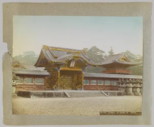 Templet i Shiba Park, Tokyo, Japan (handfärgat svartvitt foto)