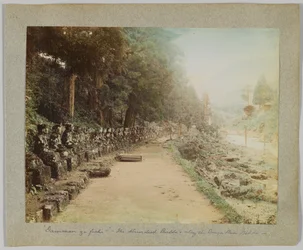 De Hundra Buddhas längs Daiya-floden, Nikko, Japan (handfärgat svartvitt foto)