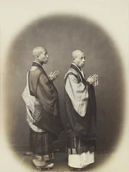 Två japanska män i traditionell klädsel (handfärgat svartvitt foto)