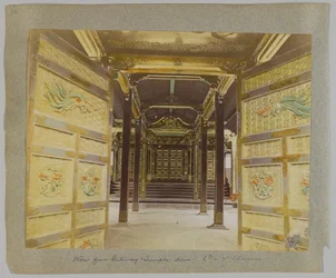 Vy från porten mot dörrarna, den 6:e eller 7:e shogunens tempel, Shibaparken, Tokyo, Japan