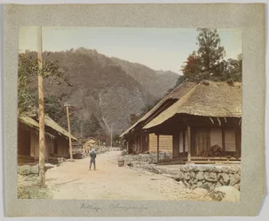 Village of Chuzenji, Nikko, Japan (handfärgat svartvitt foto)