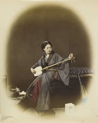 Kvinna som spelar shamisen (handfärgat svartvitt foto)