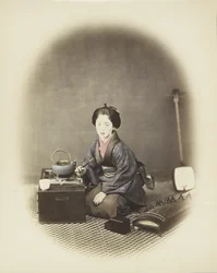 Kvinna med koto och shamisen (handfärgat svartvitt foto)