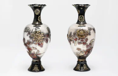 Ett par Ozeki Studiovaser, Meiji-period, sent 1800-tal (keramik med guld och koppar)