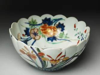 Skål med räfflade sidor och bågad kant, ko-Imari ware, ca 1770-20 (lergods med blå underglasyr och överglasyr emalj)
