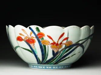 Skål med räfflade sidor och bågad kant, ko-Imari ware, ca 1770-20 (lergods med blå underglasyr och överglasyr emalj) (se även 117721)
