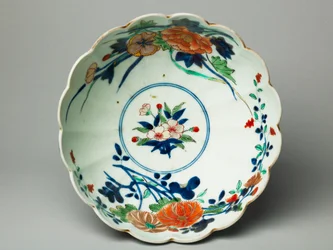 Skål med räfflade sidor och bågad kant, ko-Imari ware, ca 1770-20 (lergods med blå underglasyr och överglasyr emalj) (se även 117721)