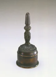 Buddhistisk rituell klocka, Kamakura-perioden, 1185-1333 (keramik)